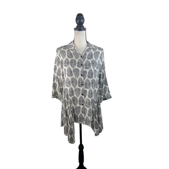 Black & White Leaf Print Button-Down Tunic Top With Asymmetrical Hemline & 3/4 S - Picture 1 of 10